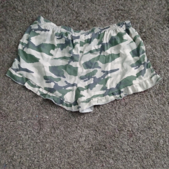 tan and green baggy camo shorts - Picture 2 of 4